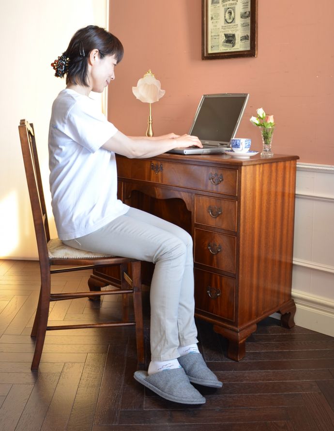 ロイドテーブル アンティーク家具 書斎で楽しむ英国アンティークのデスク、マホガニー材を使用した大人の勉強机(鍵付き)。デスクに座る時間を持つことで気持ちの切り替えができます。(j-1699-f)