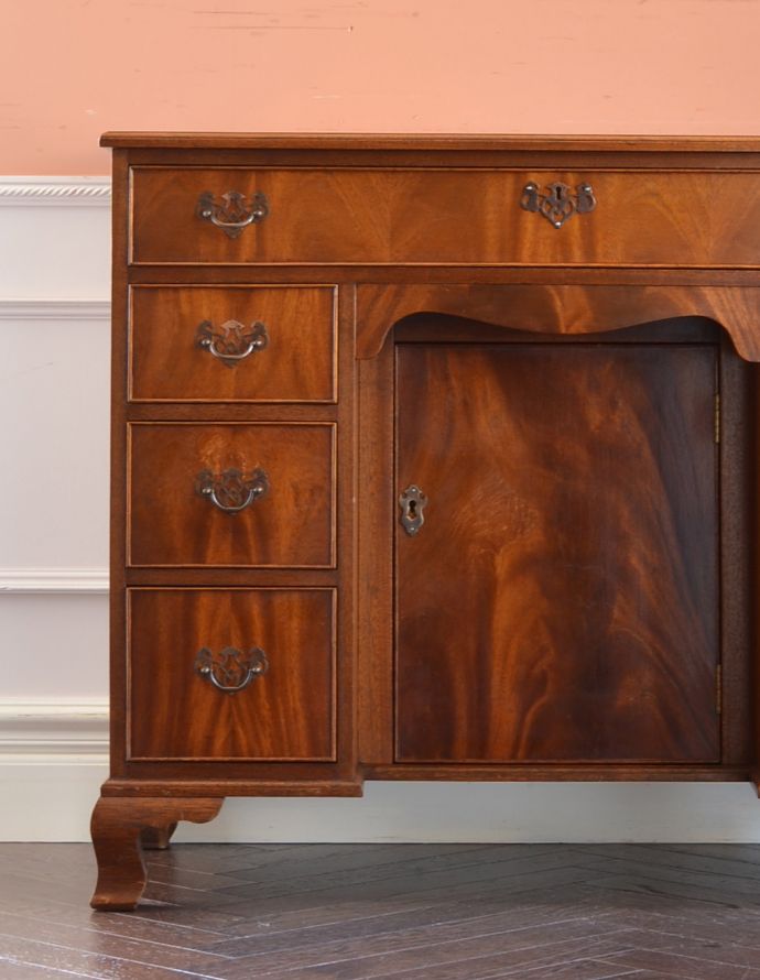 ロイドテーブル アンティーク家具 書斎で楽しむ英国アンティークのデスク、マホガニー材を使用した大人の勉強机(鍵付き)。リビングの片隅に置けば、書き物からアイロンまで何でも使える家事コーナーを作れます。(j-1699-f)