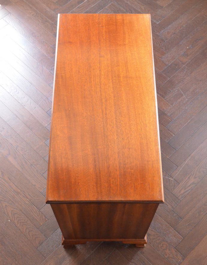 ロイドテーブル アンティーク家具 書斎で楽しむ英国アンティークのデスク、マホガニー材を使用した大人の勉強机(鍵付き)。広い天板は作業がしやすく色んなシーンで活躍しそう!きちんとお直ししているので、天板もキレイな状態です。(j-1699-f)