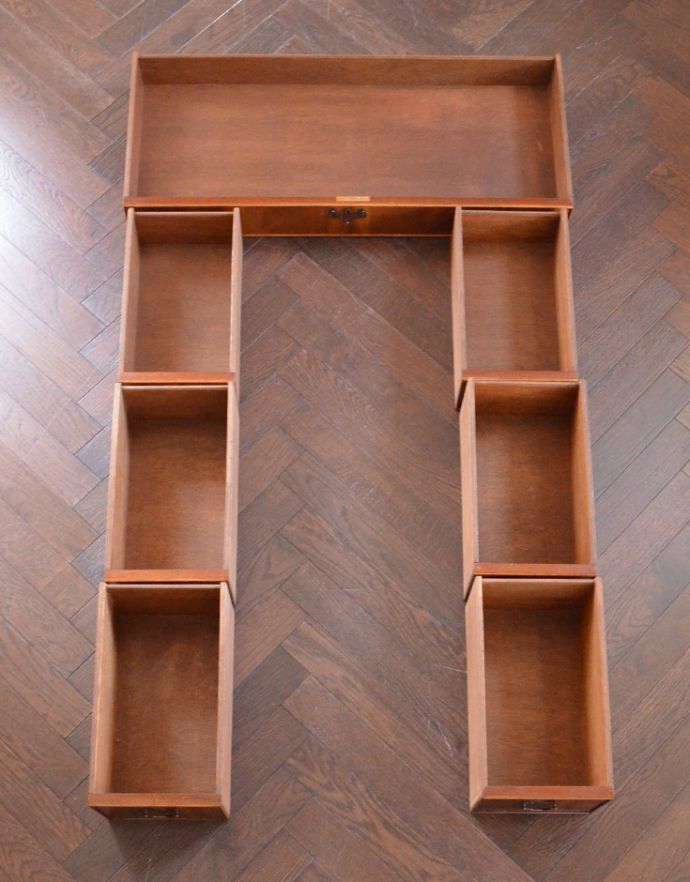 ロイドテーブル アンティーク家具 書斎で楽しむ英国アンティークのデスク、マホガニー材を使用した大人の勉強机(鍵付き)。引き出しは全部で7杯。(j-1699-f)