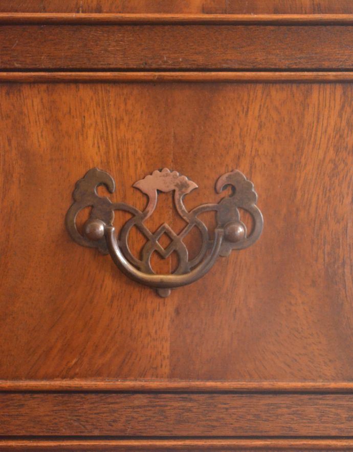 ロイドテーブル アンティーク家具 書斎で楽しむ英国アンティークのデスク、マホガニー材を使用した大人の勉強机(鍵付き)。引き出しの取っ手は高級なアクセサリーみたいなデザイン。(j-1699-f)