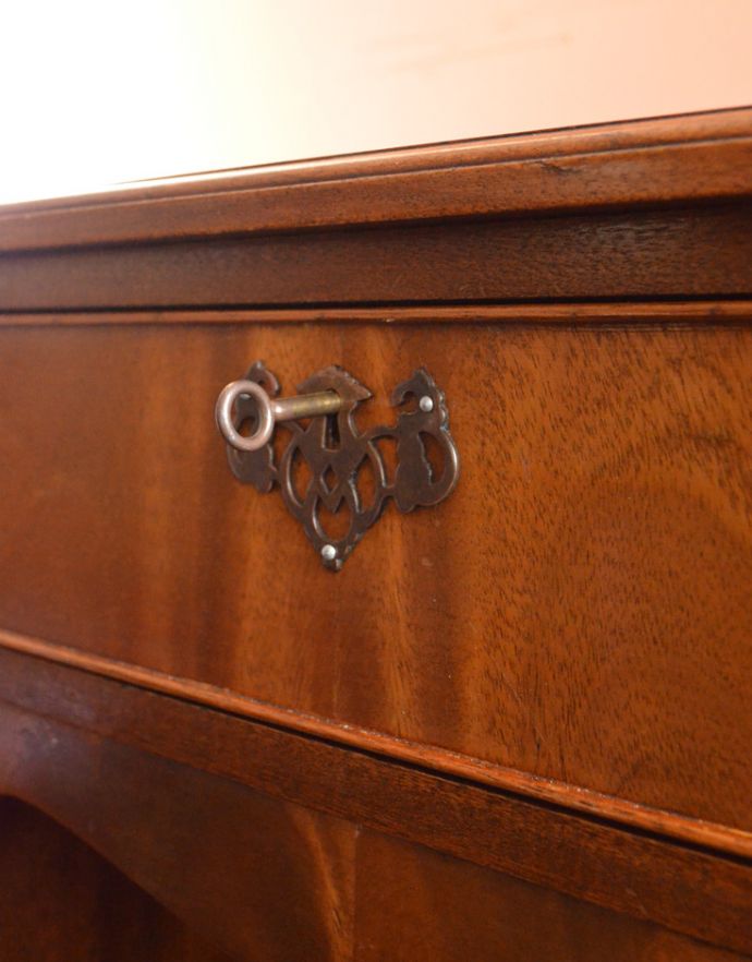 ロイドテーブル アンティーク家具 書斎で楽しむ英国アンティークのデスク、マホガニー材を使用した大人の勉強机(鍵付き)。アンティークの風合いたっぷりの鍵穴がアクセントになっています。(j-1699-f)