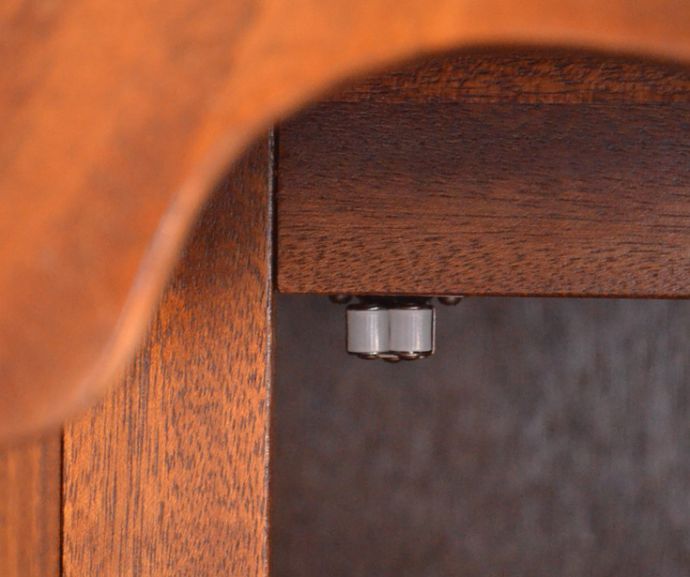 ロイドテーブル アンティーク家具 書斎で楽しむ英国アンティークのデスク、マホガニー材を使用した大人の勉強机(鍵付き)。扉にはローラーキャッチがついているので開閉もスムーズです。(j-1699-f)