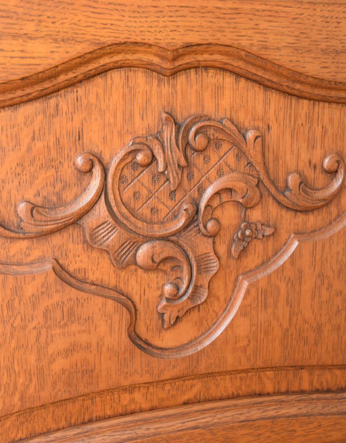 アンティークのキャビネット　アンティーク家具　フランスのゴージャスなアンティーク家具、食器棚や本棚にもなるガラスキャビネット。美しい彫にうっとり。(j-1700-f)