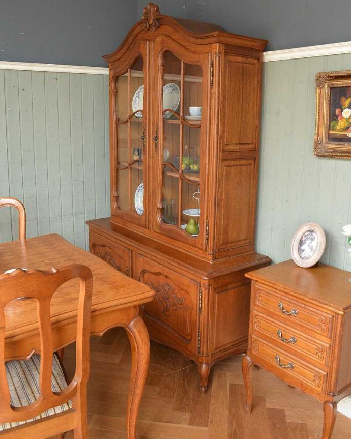 アンティークのキャビネット　アンティーク家具　フランスのゴージャスなアンティーク家具、食器棚や本棚にもなるガラスキャビネット。便利に使いながらも絵になるフォルムやっぱりフランス生まれのデザインは優雅で美しい！中にものをたっぷり収納しながら、お部屋まで美しく見せてくれます。(j-1700-f)