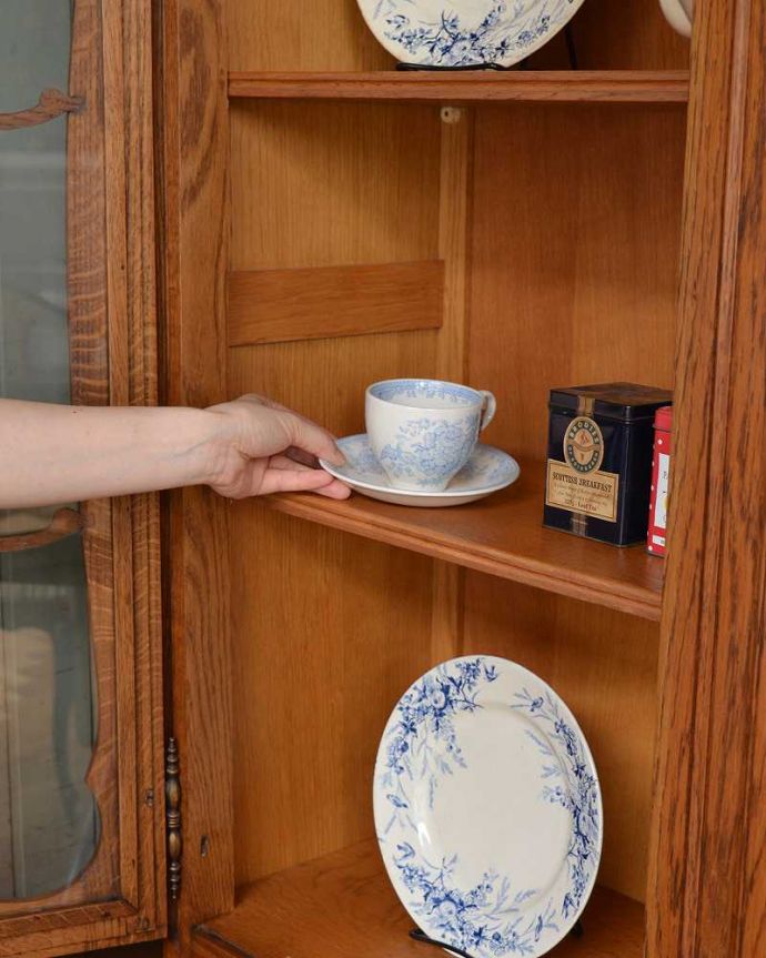 アンティークのキャビネット　アンティーク家具　フランスのゴージャスなアンティーク家具、食器棚や本棚にもなるガラスキャビネット。何を入れてもOK！全部が素敵に見えちゃう！飾るものがないから…なんて思わないで、お家にあるお客様用のカップなどを入れてみましょう。(j-1700-f)