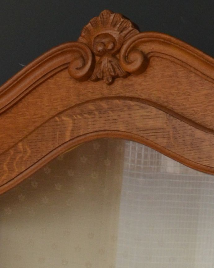 アンティークのキャビネット　アンティーク家具　フランスならではのゴージャスな装飾を施したアンティークコーナーキャビネット 。繊細な装飾は見とれる程美しいです。(j-1705-f)