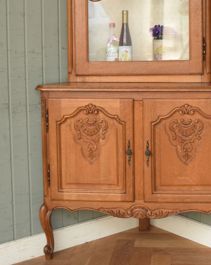 アンティークのキャビネット　アンティーク家具　フランスならではのゴージャスな装飾を施したアンティークコーナーキャビネット 。繊細で高級感たっぷりの扉の彫り。(j-1705-f)