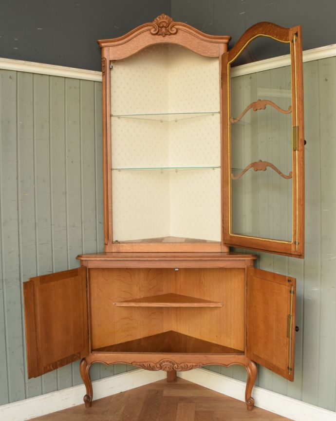 アンティークのキャビネット　アンティーク家具　フランスならではのゴージャスな装飾を施したアンティークコーナーキャビネット 。飾り棚も三角形。(j-1705-f)