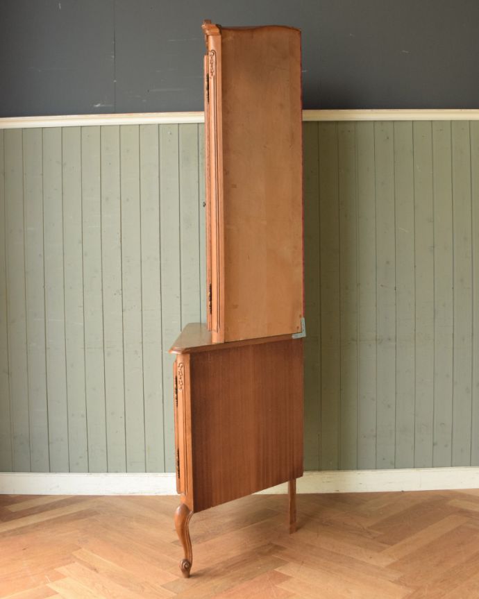 アンティークのキャビネット　アンティーク家具　フランスならではのゴージャスな装飾を施したアンティークコーナーキャビネット 。丈夫に作られているので、長くお使いいただけます。(j-1705-f)