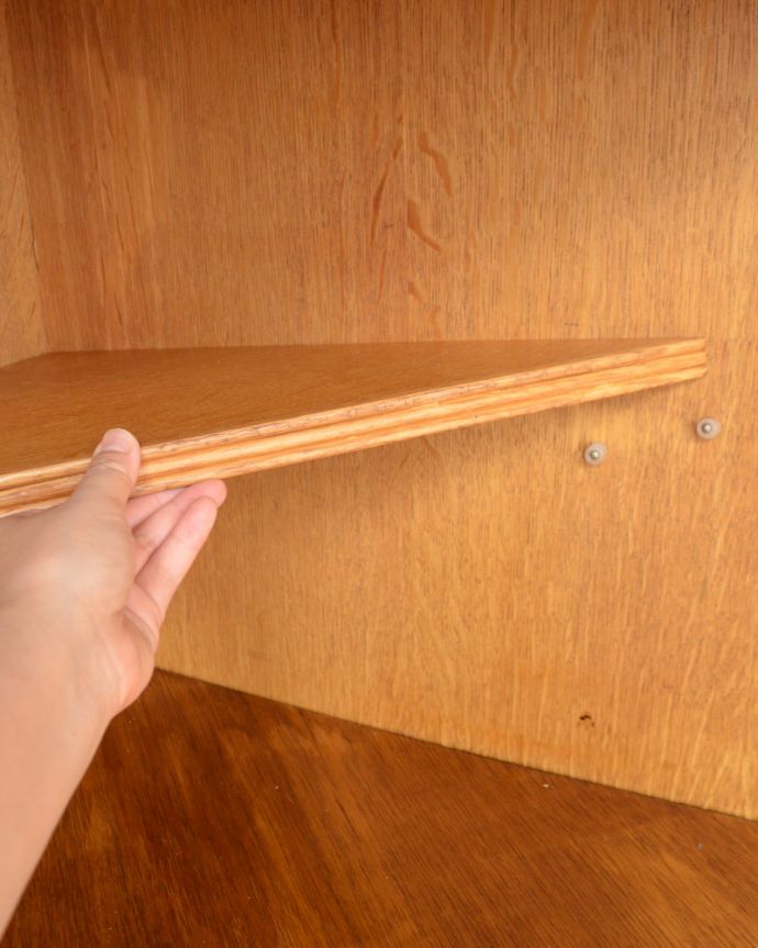 アンティークのキャビネット　アンティーク家具　フランスならではのゴージャスな装飾を施したアンティークコーナーキャビネット 。下の扉内の棚板も可動です。(j-1705-f)