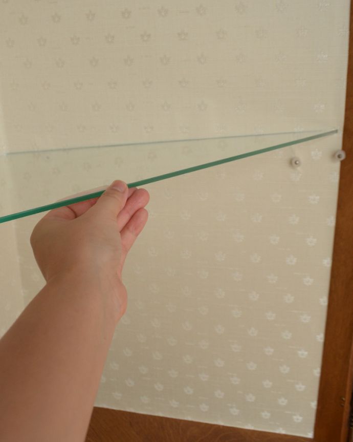 アンティークのキャビネット　アンティーク家具　フランスならではのゴージャスな装飾を施したアンティークコーナーキャビネット 。全段、棚板は可動です。(j-1705-f)