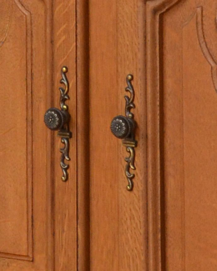 アンティークのキャビネット　アンティーク家具　フランスならではのゴージャスな装飾を施したアンティークコーナーキャビネット 。凝った繊細な装飾が、フランスらしいです。(j-1705-f)