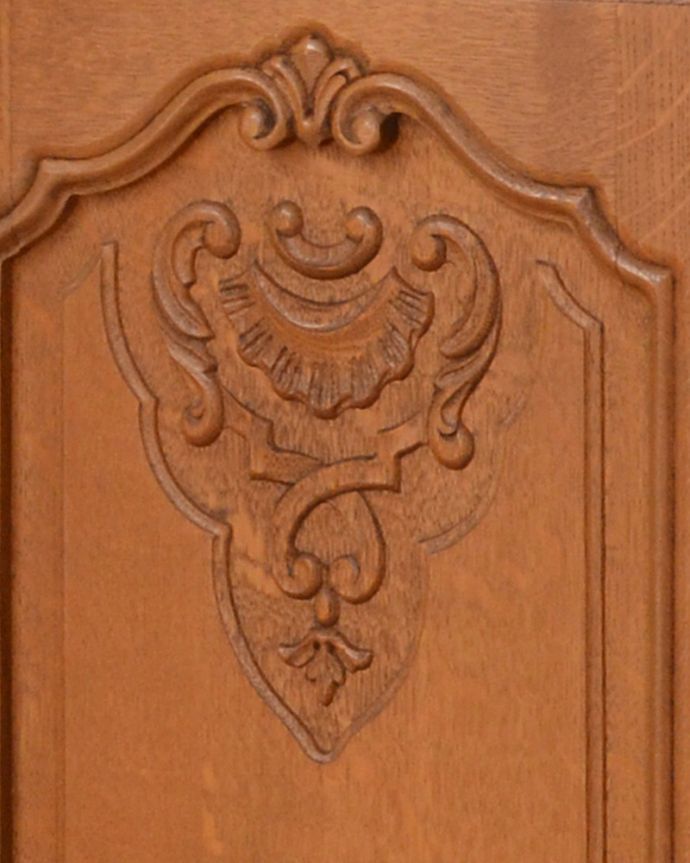 アンティークのキャビネット　アンティーク家具　フランスならではのゴージャスな装飾を施したアンティークコーナーキャビネット 。美しい彫にうっとり。(j-1705-f)