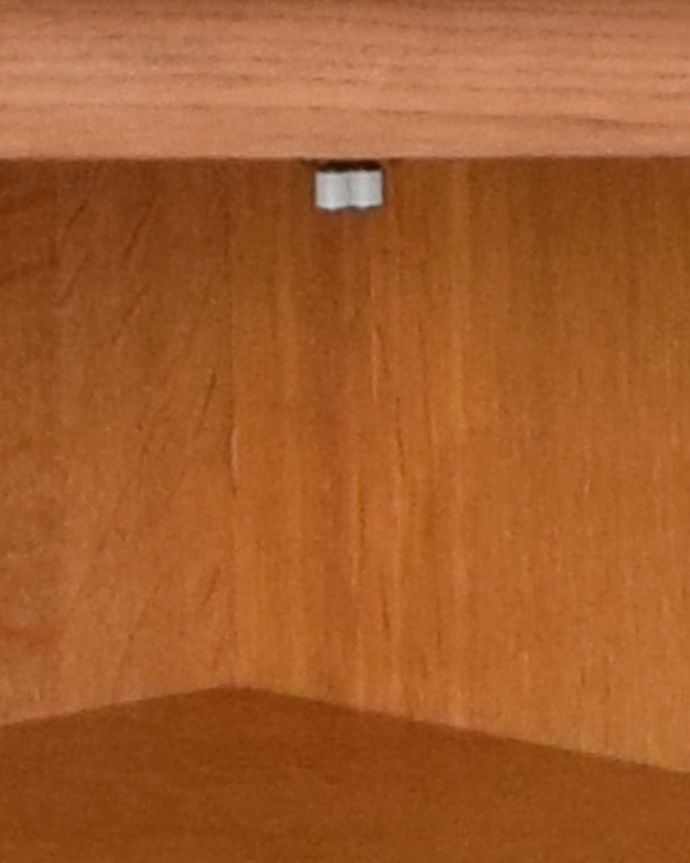 アンティークのキャビネット　アンティーク家具　フランスならではのゴージャスな装飾を施したアンティークコーナーキャビネット 。扉にはローラーキャッチャーが付いているので開け閉めはスムーズです。(j-1705-f)