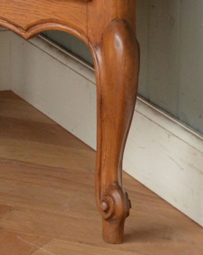 アンティークのキャビネット　アンティーク家具　フランスならではのゴージャスな装飾を施したアンティークコーナーキャビネット 。キュートな猫脚がキャビネットをしっかり支えてくれます。(j-1705-f)