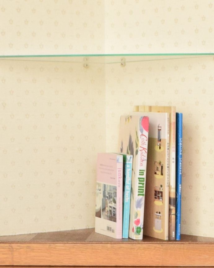 アンティークのキャビネット　アンティーク家具　フランスならではのゴージャスな装飾を施したアンティークコーナーキャビネット 。雑誌やA4ファイルなどの収納もできます。(j-1705-f)