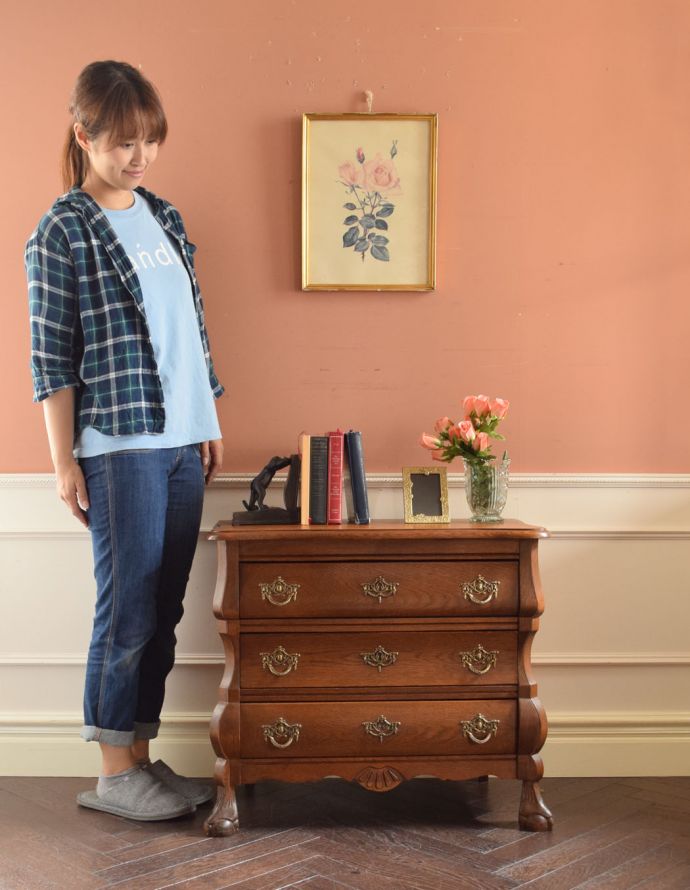 アンティークのチェスト　アンティーク家具　南フランススタイルのアンティーク家具、小ぶりな３段チェスト（コモード）。高級感があって女性らしい優しい曲線。(j-1706-f)