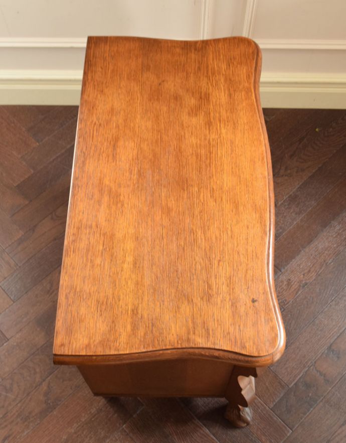 アンティークのチェスト　アンティーク家具　南フランススタイルのアンティーク家具、小ぶりな３段チェスト（コモード）。天板も木目がとってもキレイです。(j-1706-f)