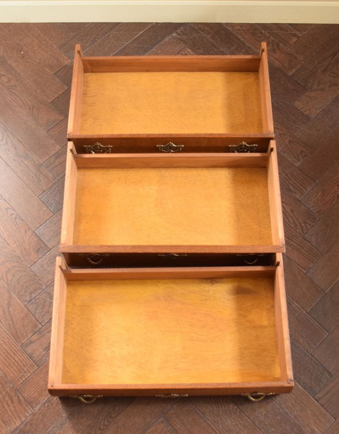 アンティークのチェスト　アンティーク家具　南フランススタイルのアンティーク家具、小ぶりな３段チェスト（コモード）。引き出しは３杯。(j-1706-f)
