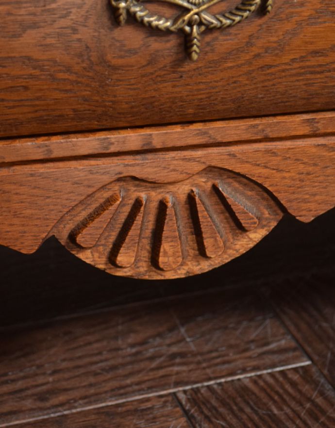 アンティークのチェスト　アンティーク家具　南フランススタイルのアンティーク家具、小ぶりな３段チェスト（コモード）。フランスらしい優雅で上品なデザインです。(j-1706-f)