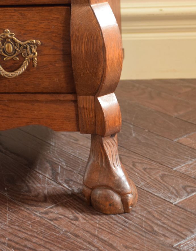 アンティークのチェスト　アンティーク家具　南フランススタイルのアンティーク家具、小ぶりな３段チェスト（コモード）。どっしり貫禄のある脚先。(j-1706-f)