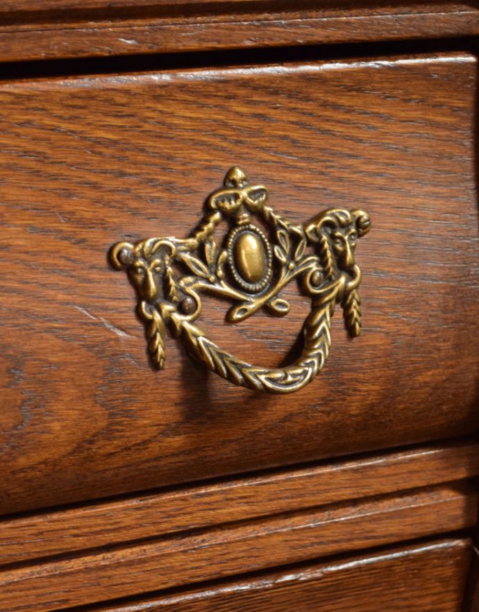 アンティークのチェスト　アンティーク家具　南フランススタイルのアンティーク家具、小ぶりな３段チェスト（コモード）。エンブレムをモチーフにした優雅な取っ手。(j-1706-f)
