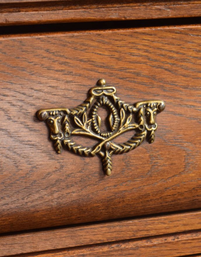 アンティークのチェスト　アンティーク家具　南フランススタイルのアンティーク家具、小ぶりな３段チェスト（コモード）。引出しの中央にはジュエリーのような美しい装飾が入っています。(j-1706-f)