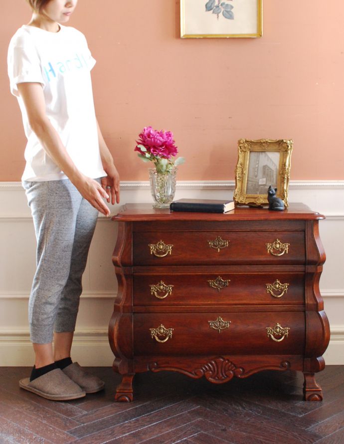 アンティークのチェスト　アンティーク家具　アンティークの素敵なフレンチ家具、カラメルカラーの小さな３段チェスト（コモード）。高級感があって女性らしい優しい曲線。(j-1707-f)