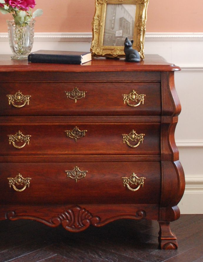 アンティークのチェスト　アンティーク家具　アンティークの素敵なフレンチ家具、カラメルカラーの小さな３段チェスト（コモード）。リビングではメモ、リモコン、筆記用具など近くに置いておきたいものを収納しておけばとっても便利ですよ。(j-1707-f)