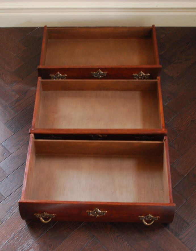 アンティークのチェスト　アンティーク家具　アンティークの素敵なフレンチ家具、カラメルカラーの小さな３段チェスト（コモード）。引き出しは全部で３杯。(j-1707-f)