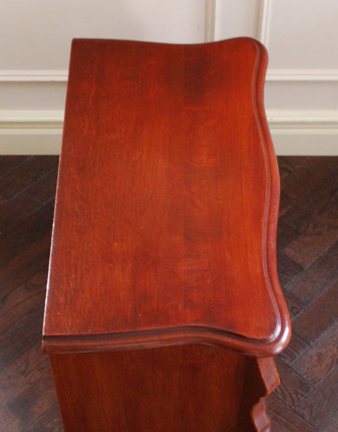 アンティークのチェスト　アンティーク家具　アンティークの素敵なフレンチ家具、カラメルカラーの小さな３段チェスト（コモード）。天板も木目がとってもキレイです。(j-1707-f)