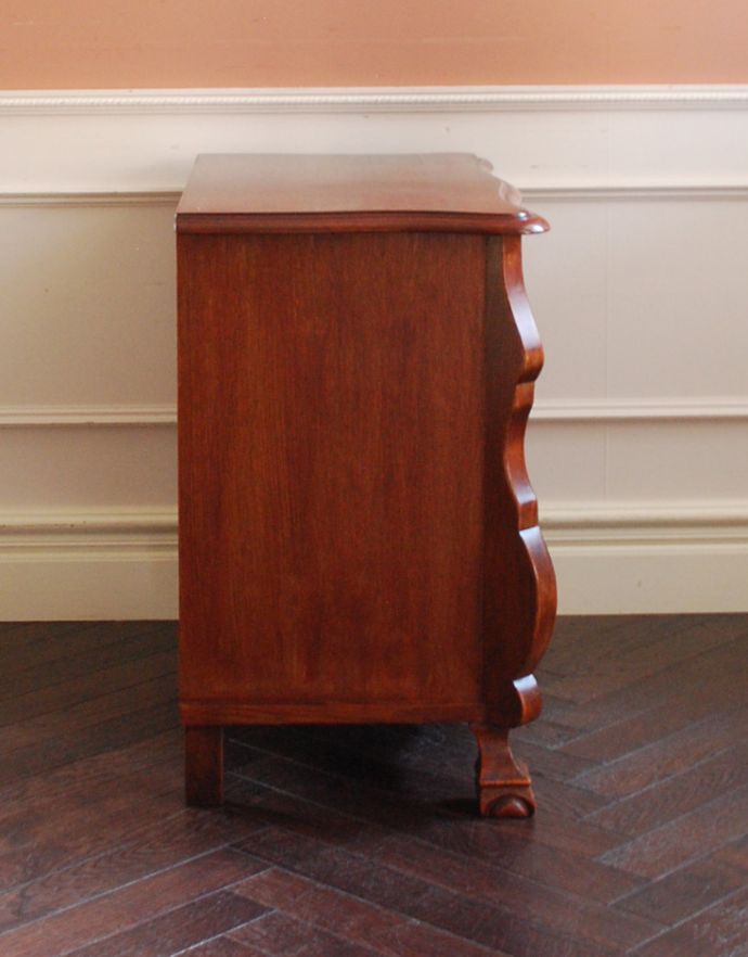 アンティークのチェスト　アンティーク家具　アンティークの素敵なフレンチ家具、カラメルカラーの小さな３段チェスト（コモード）。前板が波打っています。(j-1707-f)