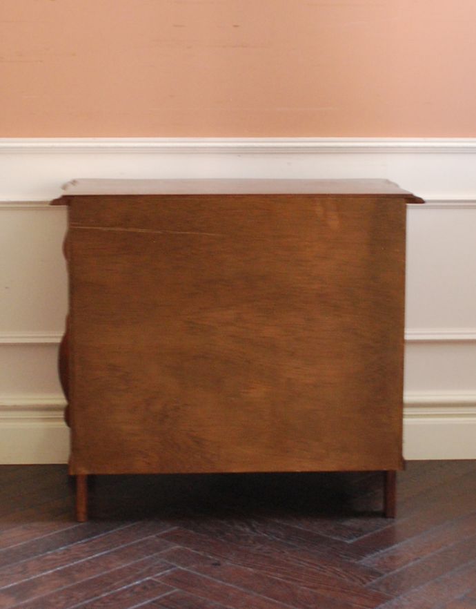 アンティークのチェスト　アンティーク家具　アンティークの素敵なフレンチ家具、カラメルカラーの小さな３段チェスト（コモード）。裏側もキチンと仕上げているので、キレイな状態です。(j-1707-f)