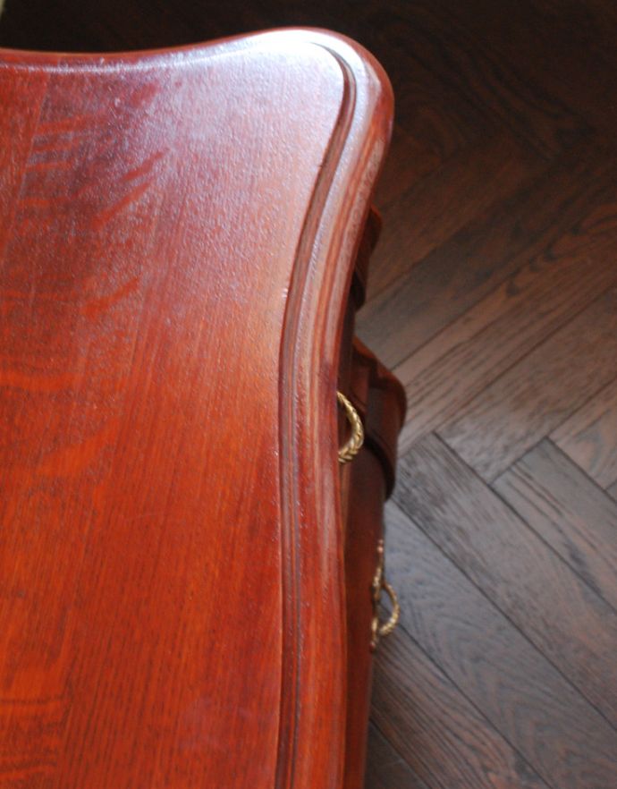 アンティークのチェスト　アンティーク家具　アンティークの素敵なフレンチ家具、カラメルカラーの小さな３段チェスト（コモード）。角が丸いので小さなお子様にも安心です。(j-1707-f)