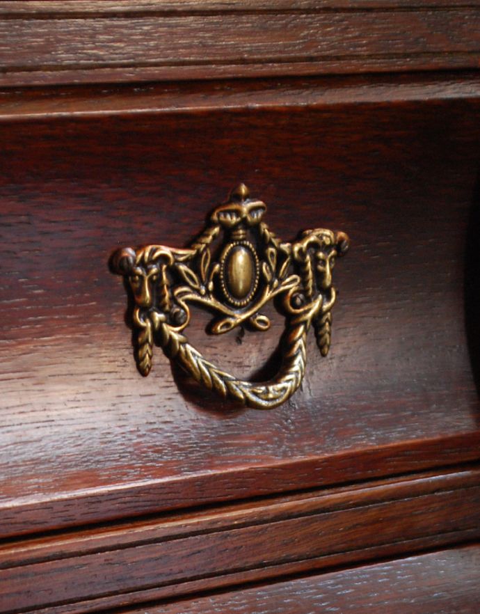 アンティークのチェスト　アンティーク家具　アンティークの素敵なフレンチ家具、カラメルカラーの小さな３段チェスト（コモード）。エンブレムをモチーフにした優雅な取っ手。(j-1707-f)