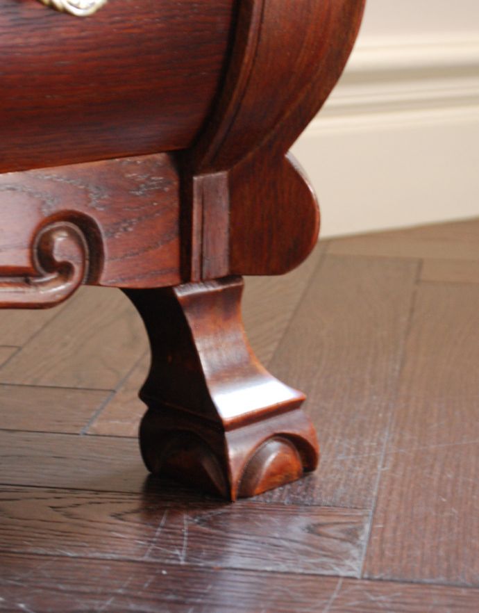 アンティークのチェスト　アンティーク家具　アンティークの素敵なフレンチ家具、カラメルカラーの小さな３段チェスト（コモード）。どっしり貫禄のある脚先。(j-1707-f)