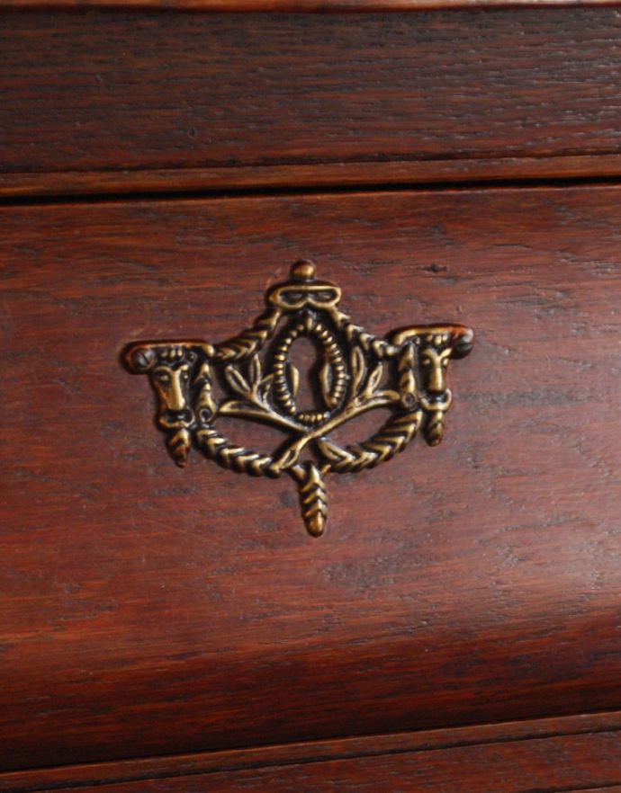 アンティークのチェスト　アンティーク家具　アンティークの素敵なフレンチ家具、カラメルカラーの小さな３段チェスト（コモード）。中央の装飾も美しくてうっとり。(j-1707-f)