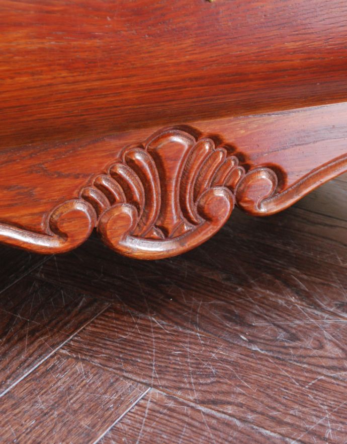 アンティークのチェスト　アンティーク家具　アンティークの素敵なフレンチ家具、カラメルカラーの小さな３段チェスト（コモード）。隅々まで繊細な彫があります。(j-1707-f)