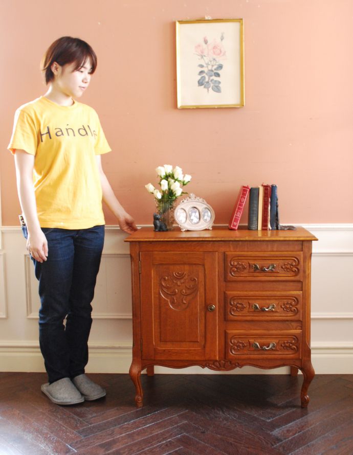 アンティークのキャビネット アンティーク家具 プロヴァンス香るフレンチアンティーク家具、いつも人気者の彫りがキレイなキャビネット。美しい彫で存在感があるキャビネット。(j-1708-f)