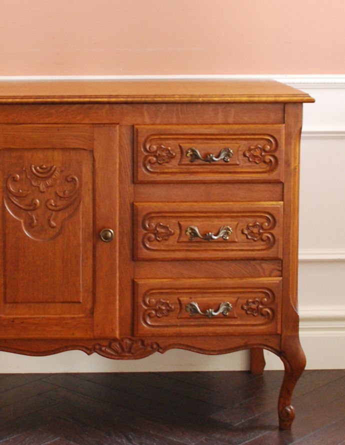 アンティークのキャビネット アンティーク家具 プロヴァンス香るフレンチアンティーク家具、いつも人気者の彫りがキレイなキャビネット。繊細で高級感たっぷりの扉の彫り。(j-1708-f)