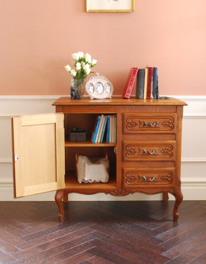 アンティークのキャビネット アンティーク家具 プロヴァンス香るフレンチアンティーク家具、いつも人気者の彫りがキレイなキャビネット。棚板があるので整理しやすいです。(j-1708-f)