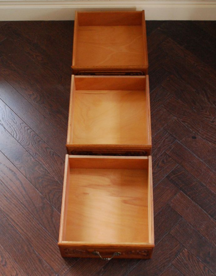 アンティークのキャビネット アンティーク家具 プロヴァンス香るフレンチアンティーク家具、いつも人気者の彫りがキレイなキャビネット。引き出しは3杯。(j-1708-f)