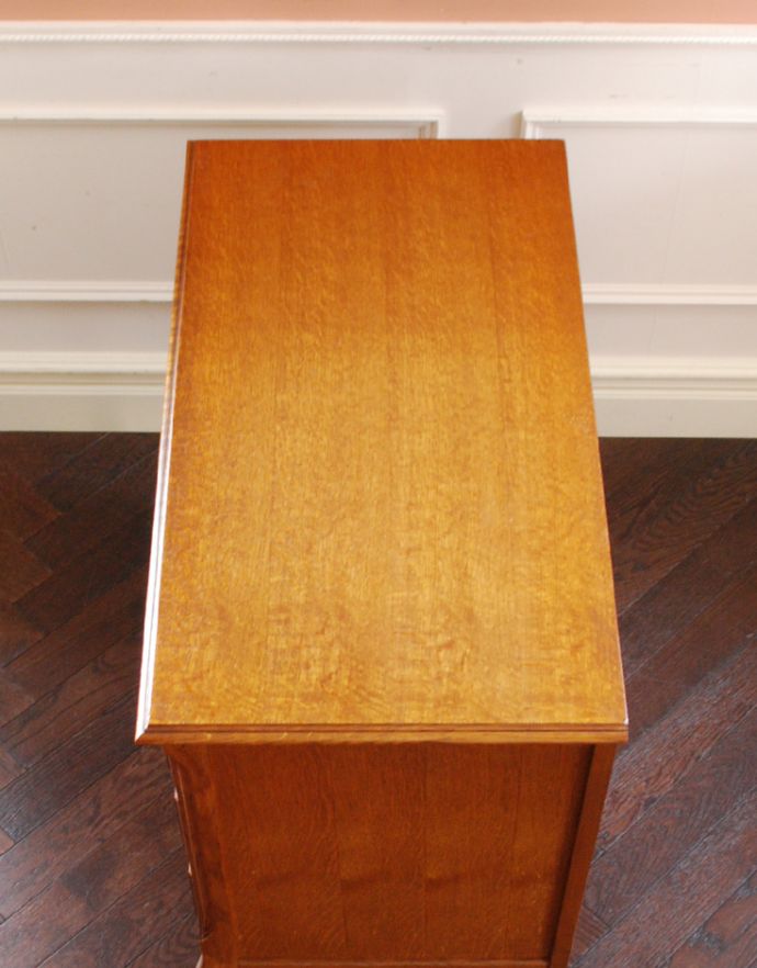 アンティークのキャビネット アンティーク家具 プロヴァンス香るフレンチアンティーク家具、いつも人気者の彫りがキレイなキャビネット。天板もピカピカにお直ししました。(j-1708-f)