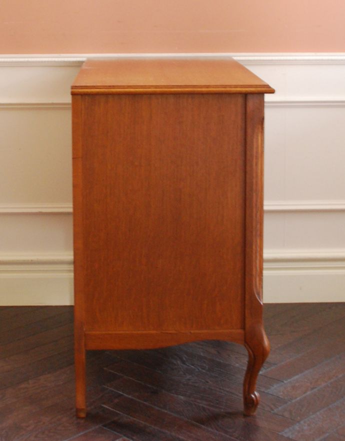 アンティークのキャビネット アンティーク家具 プロヴァンス香るフレンチアンティーク家具、いつも人気者の彫りがキレイなキャビネット。しっかり作られているので、安心してお使いいただけます。(j-1708-f)