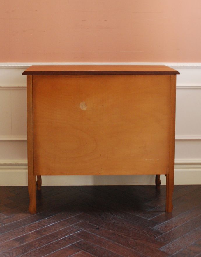 アンティークのキャビネット アンティーク家具 プロヴァンス香るフレンチアンティーク家具、いつも人気者の彫りがキレイなキャビネット。キチンとメンテナンスしてあるので、裏側もキレイです。(j-1708-f)