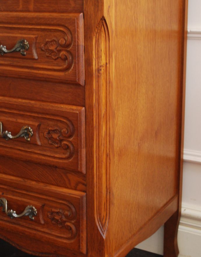 アンティークのキャビネット アンティーク家具 プロヴァンス香るフレンチアンティーク家具、いつも人気者の彫りがキレイなキャビネット。サイドにも彫りが施されています。(j-1708-f)