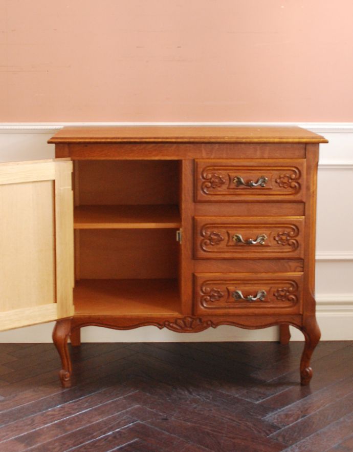 アンティークのキャビネット アンティーク家具 プロヴァンス香るフレンチアンティーク家具、いつも人気者の彫りがキレイなキャビネット。扉内も綺麗な状態です。(j-1708-f)