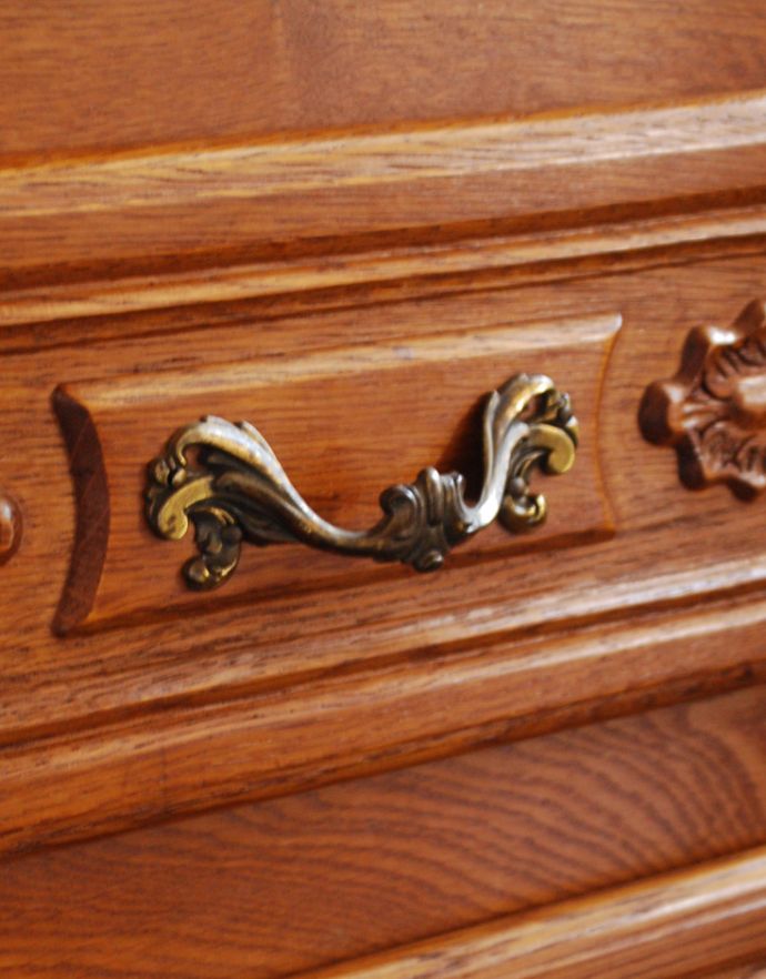 アンティークのキャビネット アンティーク家具 プロヴァンス香るフレンチアンティーク家具、いつも人気者の彫りがキレイなキャビネット。優雅な曲線の取っ手。(j-1708-f)