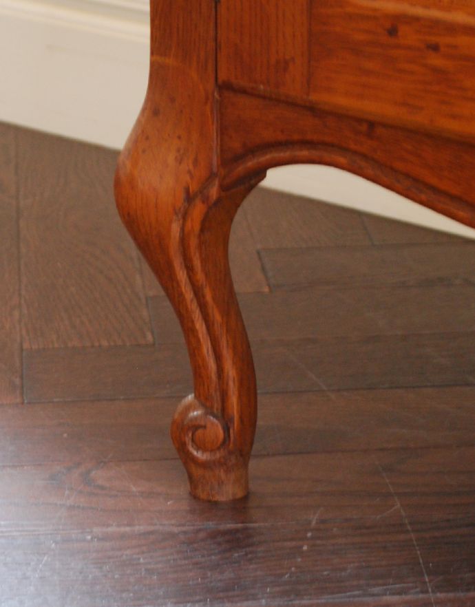 アンティークのキャビネット アンティーク家具 プロヴァンス香るフレンチアンティーク家具、いつも人気者の彫りがキレイなキャビネット。安定感のある脚がしっかり支えます。(j-1708-f)